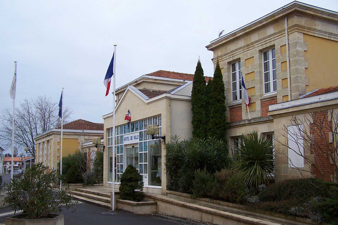 Couvreur Arès : urgence toiture, réparation toiture, nettoyage toiture et zinguerie.